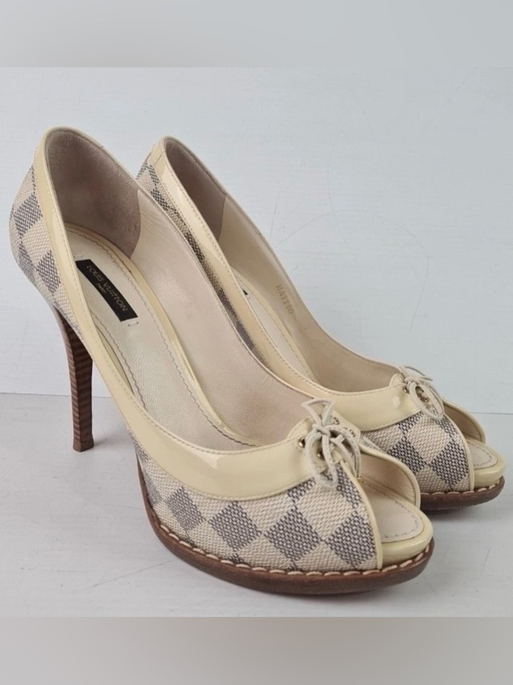 Louis Vuitton Azur Damier
Palm Beach Heel (MAI110)
Size 39 Lace Peep Toe